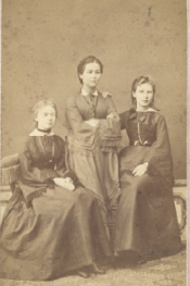 Portret zbiorowy Jadwigi z Szetkiewiczów Janczewskiej, Marii z Sobotkiewiczów Dembowskiej, Marii z Szetkiewiczów Sienkiewiczowej]