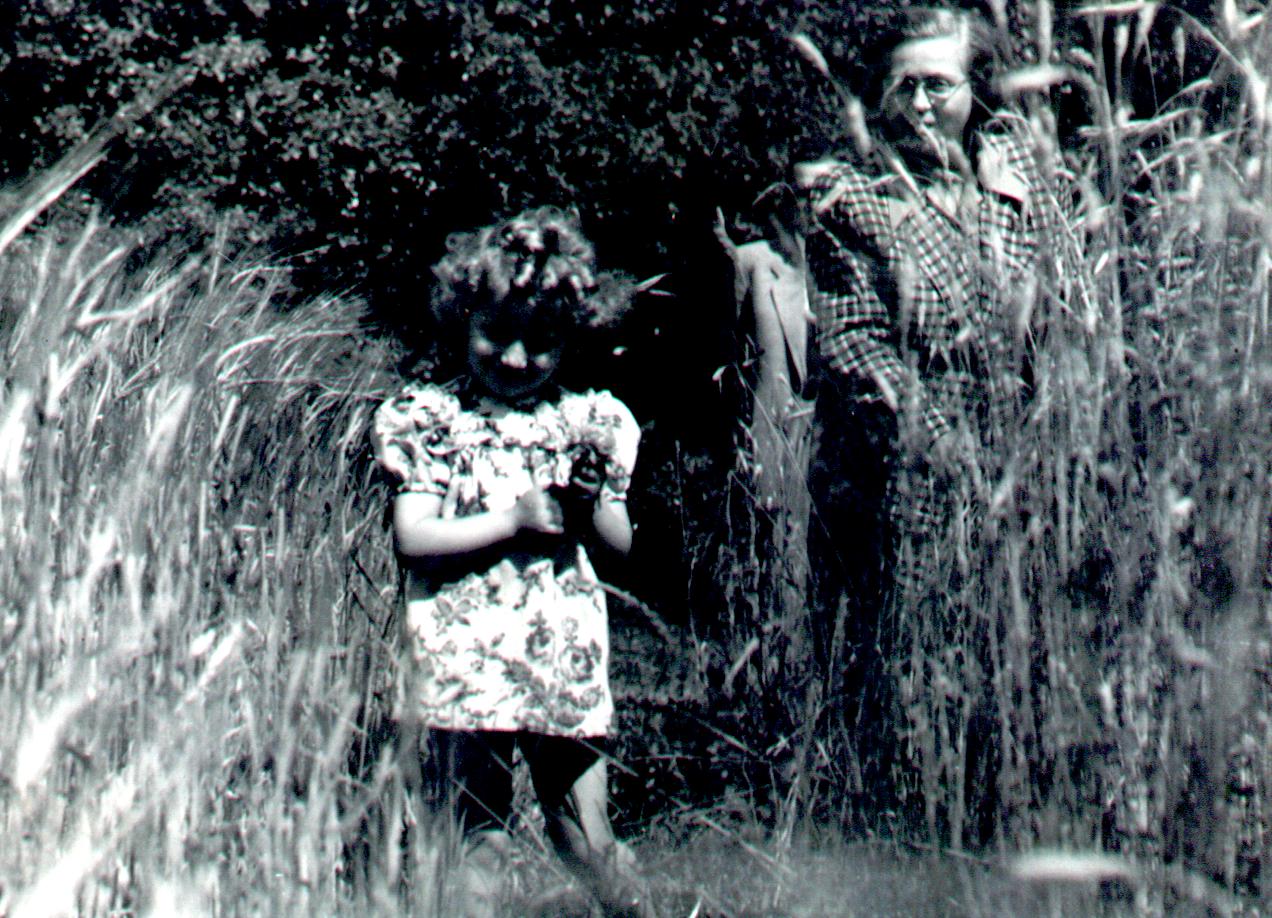 Puszcza Mariańska lata 50 te. Mieczysława Łuczyńska wraz z chrześnicą Ewą Przybylską / Puszcza Mariańska 1950s. Mieczysława Luczynska with her goddaughter Ewa Przybylska 