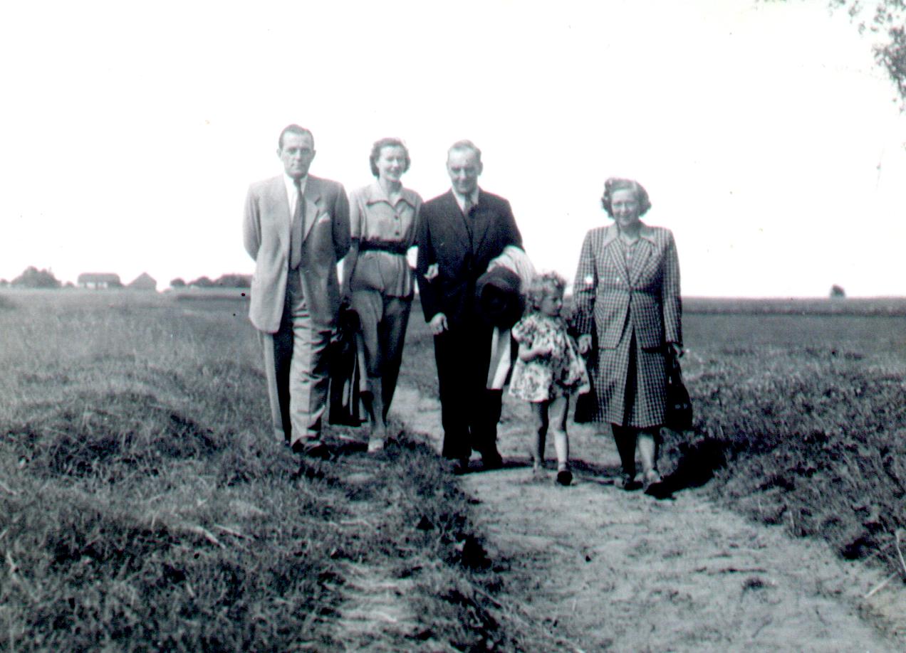 Puszcza Mariańska lata 50 te. Mieczysława Łuczyńska wraz z chrześnicą Ewą Przybylską / Puszcza Mariańska 1950s. Mieczysława Luczynska with her goddaughter Ewa Przybylska 